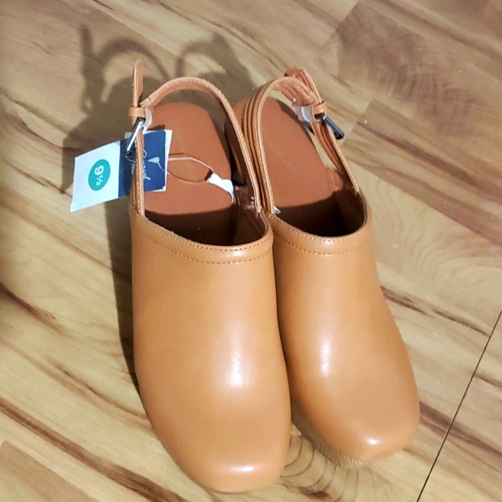 Brand new with tag women's Universal Thread Watson platforms. Size 9.5